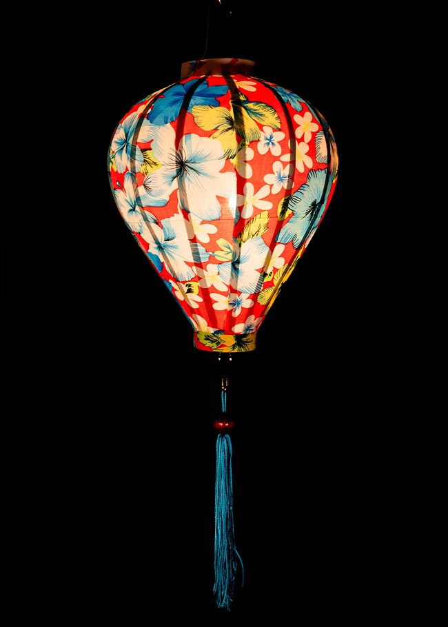 【3個セット】華やかな柄入り　ベトナム伝統のホイアン・ランタン〔提灯〕 - ほおずき型〔レトロ花模様〕 3 - 点灯してみました。アジアンなムードたっぷりのランタンです。