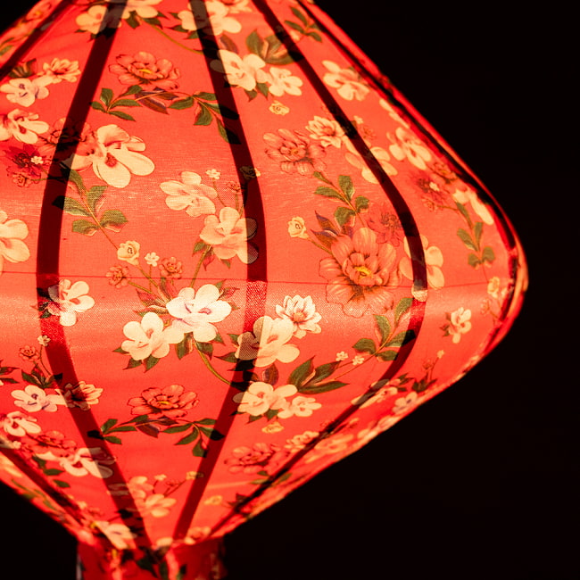 【3個セット】華やかな柄入り ベトナム伝統のホイアン・ランタン(提灯) - ダイヤ型〔レトロ小花模様〕 5 - 拡大したところです