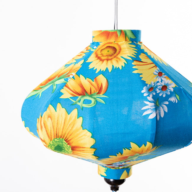 【3個セット】華やかな柄入り　ベトナム伝統のホイアン・ランタン(提灯) - 薄ひし形〔ひまわり模様〕 11 - 生地の拡大写真です