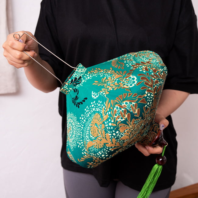 【3個セット】華やかな柄入り　ベトナム伝統のホイアン・ランタン(提灯) - 薄ひし形〔ひまわり模様〕 14 - このくらいのサイズ感になります