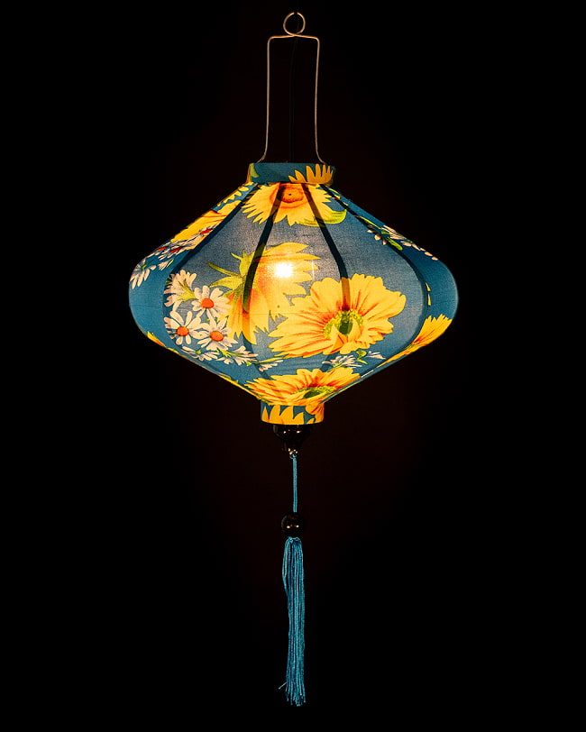 【3個セット】華やかな柄入り　ベトナム伝統のホイアン・ランタン(提灯) - 薄ひし形〔ひまわり模様〕 3 - 点灯してみました。アジアンなムードたっぷりのランタンです。