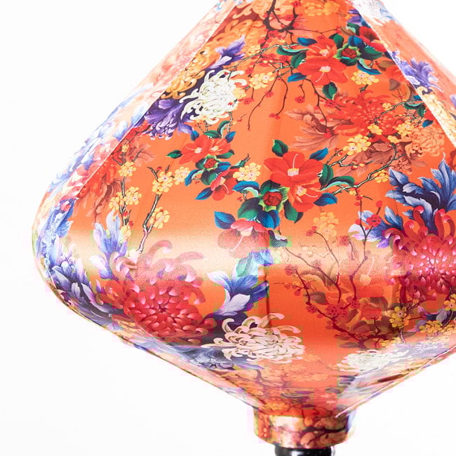 【3個セット】華やかな柄入り ベトナム伝統のホイアン・ランタン(提灯) - ダイヤ型〔菊椿模様〕 11 - 生地の拡大写真です