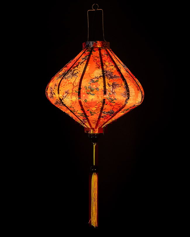 【3個セット】華やかな柄入り ベトナム伝統のホイアン・ランタン(提灯) - ダイヤ型〔菊椿模様〕 3 - 点灯してみました。アジアンなムードたっぷりのランタンです。