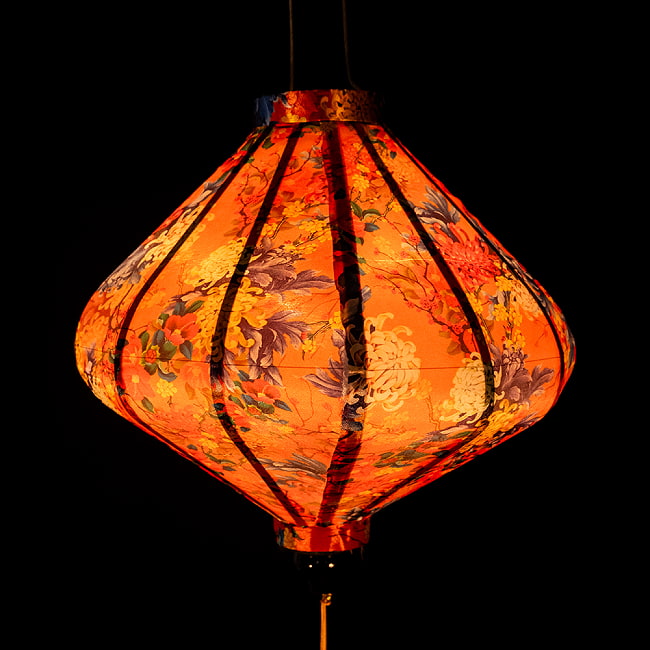 【3個セット】華やかな柄入り ベトナム伝統のホイアン・ランタン(提灯) - ダイヤ型〔菊椿模様〕 4 - 幻想的な趣がありますね。