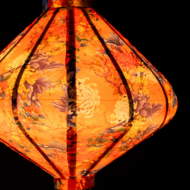 【3個セット】華やかな柄入り ベトナム伝統のホイアン・ランタン(提灯) - ダイヤ型〔菊椿模様〕 5 - 拡大したところです