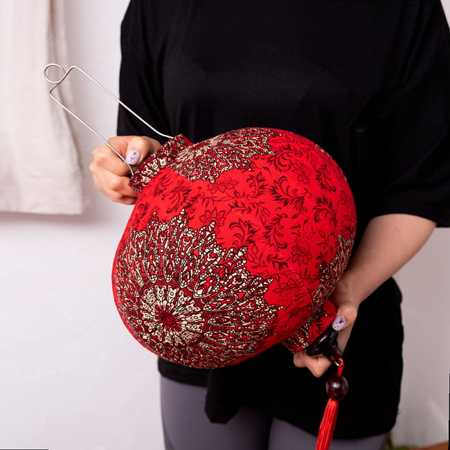 【3個セット】華やかな柄入り　ベトナム伝統のホイアン・ランタン(提灯) - 丸型〔テト祝華模様〕 14 - このくらいのサイズ感になります