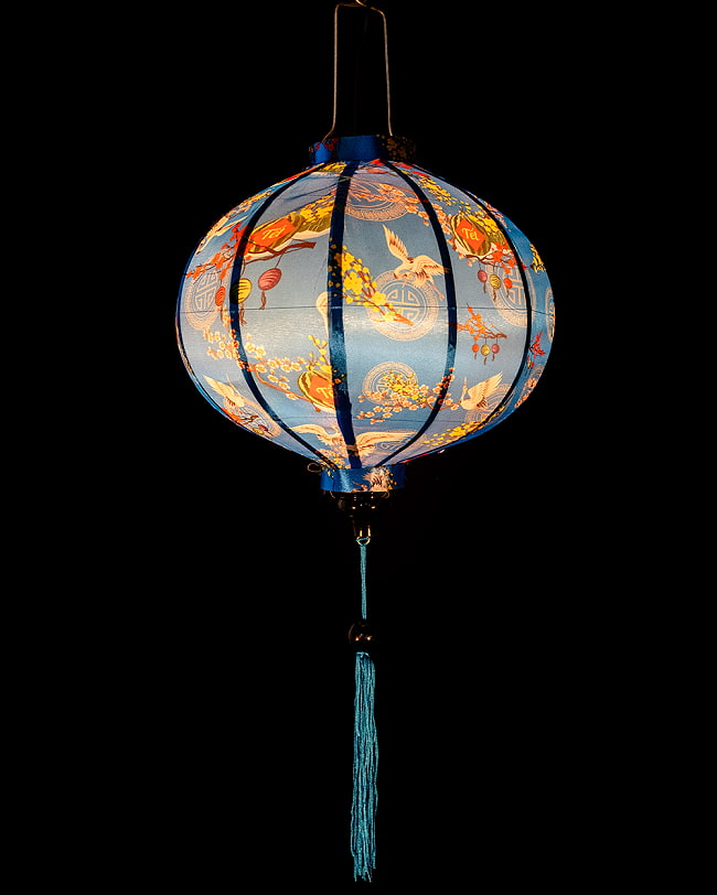 【3個セット】華やかな柄入り　ベトナム伝統のホイアン・ランタン(提灯) - 丸型〔テト祝華模様〕 3 - 点灯してみました。アジアンなムードたっぷりのランタンです。