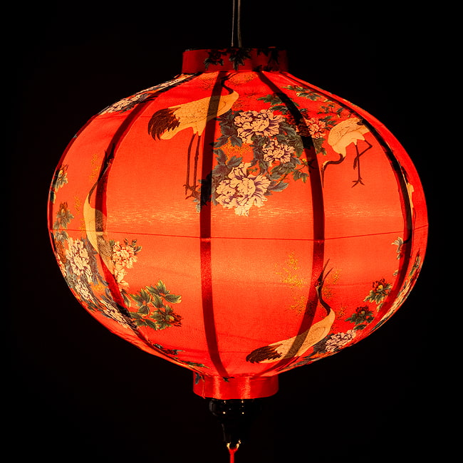 【3個セット】華やかな柄入り　ベトナム伝統のホイアン・ランタン(提灯) - 丸型〔鶴と牡丹模様〕 4 - 幻想的な趣がありますね。