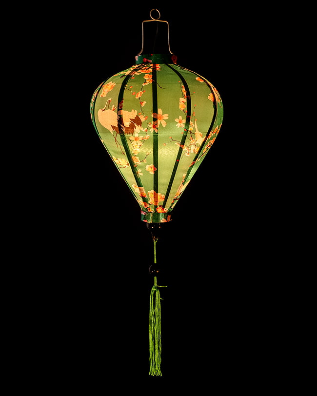 【3個セット】華やかな柄入り　ベトナム伝統のホイアン・ランタン〔提灯〕 - ほおずき型〔梅鶴模様〕 3 - 点灯してみました。アジアンなムードたっぷりのランタンです。