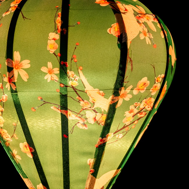 【3個セット】華やかな柄入り　ベトナム伝統のホイアン・ランタン〔提灯〕 - ほおずき型〔梅鶴模様〕 5 - 拡大したところです