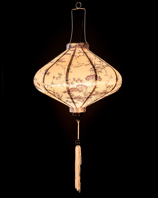 【3個セット】華やかな柄入り　ベトナム伝統のホイアン・ランタン(提灯) - 薄ひし形〔歳寒三友〕 3 - 点灯してみました。アジアンなムードたっぷりのランタンです。