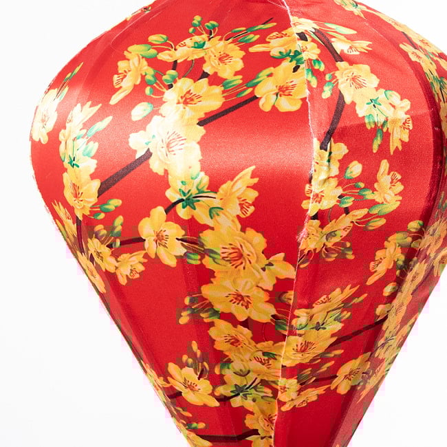 【3個セット】華やかな柄入り　ベトナム伝統のホイアン・ランタン〔提灯〕 - ほおずき型〔黄梅模様〕 11 - 生地の拡大写真です