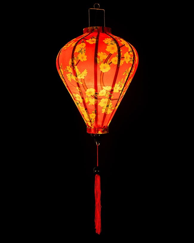 【3個セット】華やかな柄入り　ベトナム伝統のホイアン・ランタン〔提灯〕 - ほおずき型〔黄梅模様〕 3 - 点灯してみました。アジアンなムードたっぷりのランタンです。