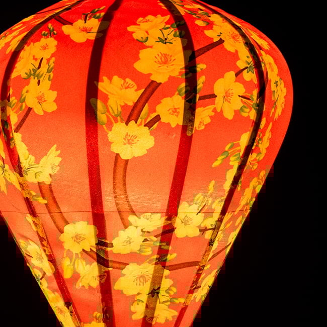 【3個セット】華やかな柄入り　ベトナム伝統のホイアン・ランタン〔提灯〕 - ほおずき型〔黄梅模様〕 5 - 拡大したところです