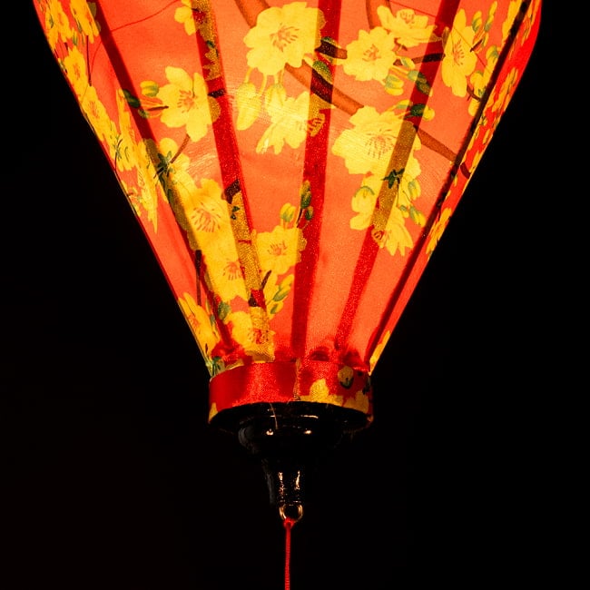 【3個セット】華やかな柄入り　ベトナム伝統のホイアン・ランタン〔提灯〕 - ほおずき型〔黄梅模様〕 6 - 角度を変えてみてみました。