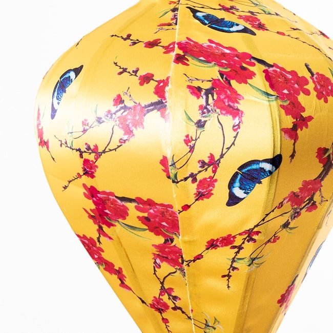 【3個セット】華やかな柄入り　ベトナム伝統のホイアン・ランタン〔提灯〕 - ほおずき型〔蝶と桃の花模様〕 11 - 生地の拡大写真です