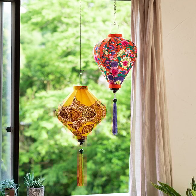 【3個セット】華やかな柄入り　ベトナム伝統のホイアン・ランタン〔提灯〕 - ほおずき型〔蝶と桃の花模様〕 17 - 柄入りタイプなので日中も素敵です