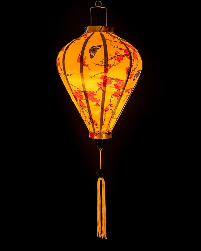 【3個セット】華やかな柄入り　ベトナム伝統のホイアン・ランタン〔提灯〕 - ほおずき型〔蝶と桃の花模様〕 3 - 点灯してみました。アジアンなムードたっぷりのランタンです。