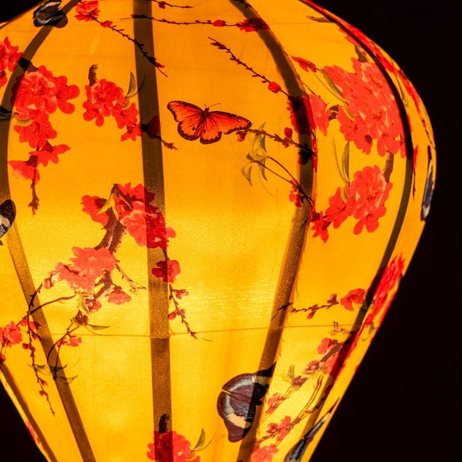 【3個セット】華やかな柄入り　ベトナム伝統のホイアン・ランタン〔提灯〕 - ほおずき型〔蝶と桃の花模様〕 5 - 拡大したところです