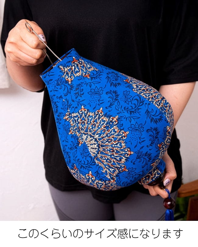 【3個セット】華やかな柄入り　ベトナム伝統のホイアン・ランタン〔提灯〕 - ティアドロップ〔鶴と梅の花模様〕 14 - このくらいのサイズ感になります