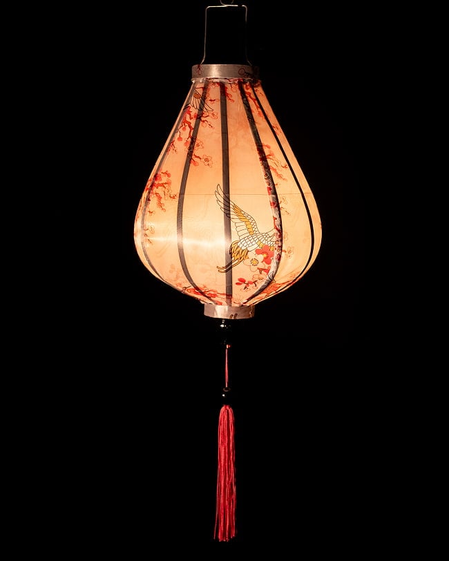 【3個セット】華やかな柄入り　ベトナム伝統のホイアン・ランタン〔提灯〕 - ティアドロップ〔鶴と梅の花模様〕 3 - 点灯してみました。アジアンなムードたっぷりのランタンです。
