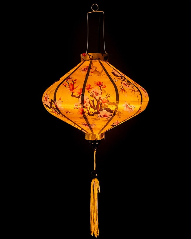 【3個セット】華やかな柄入り　ベトナム伝統のホイアン・ランタン(提灯) - 薄ひし形〔木蓮模様〕 3 - 点灯してみました。アジアンなムードたっぷりのランタンです。