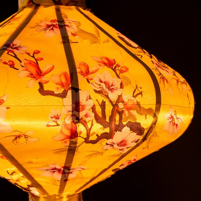 【3個セット】華やかな柄入り　ベトナム伝統のホイアン・ランタン(提灯) - 薄ひし形〔木蓮模様〕 5 - 拡大したところです