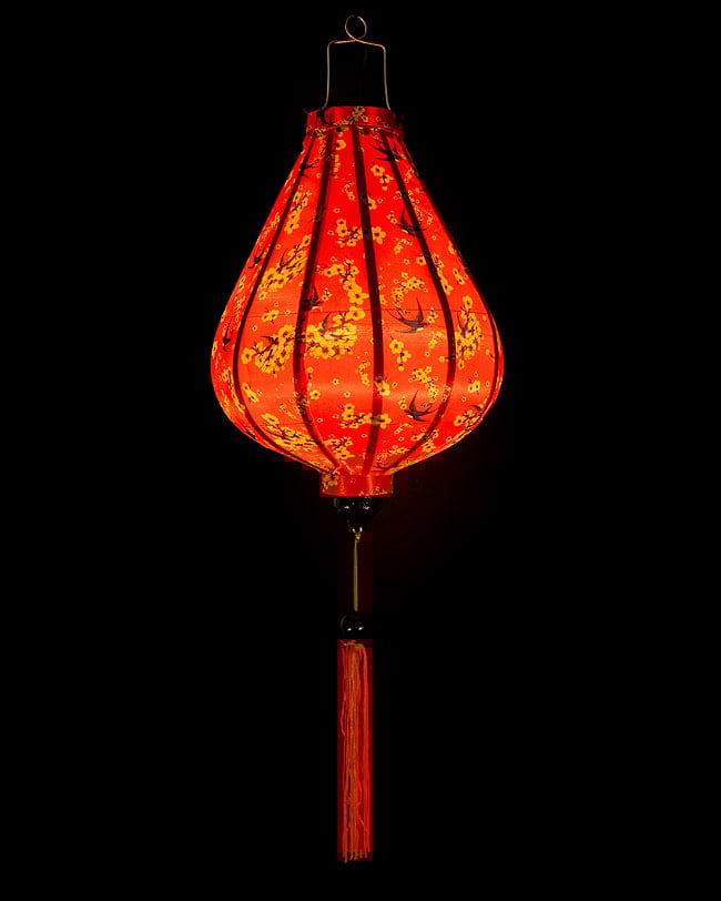 【3個セット】華やかな柄入り　ベトナム伝統のホイアン・ランタン〔提灯〕 - ティアドロップ〔燕と黄梅模様〕 3 - 点灯してみました。アジアンなムードたっぷりのランタンです。