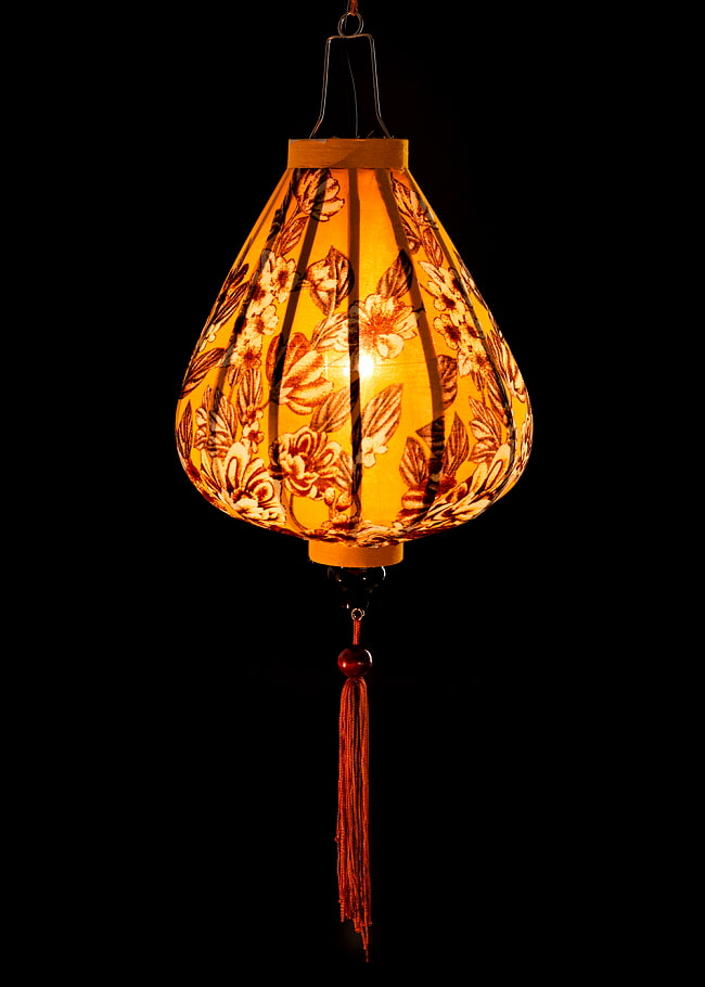 【5個セット】華やかな柄入り ベトナム伝統のホイアン・ランタン〔提灯〕 - ティアドロップ〔レトロ更紗模様〕 3 - 点灯してみました。アジアンなムードたっぷりのランタンです。