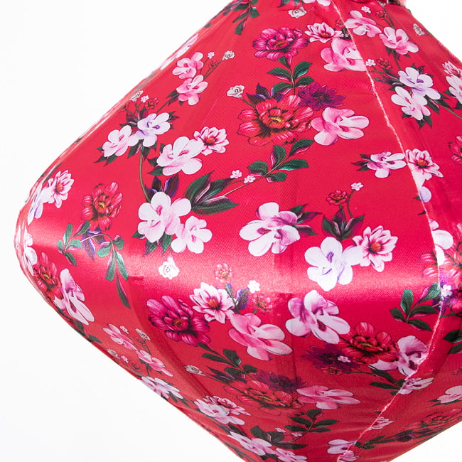 【5個セット】華やかな柄入り ベトナム伝統のホイアン・ランタン(提灯) - ダイヤ型〔レトロ小花模様〕 11 - 生地の拡大写真です