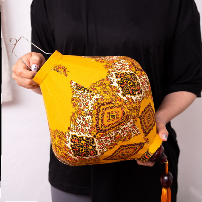 【5個セット】華やかな柄入り ベトナム伝統のホイアン・ランタン(提灯) - ダイヤ型〔レトロ小花模様〕 14 - このくらいのサイズ感になります