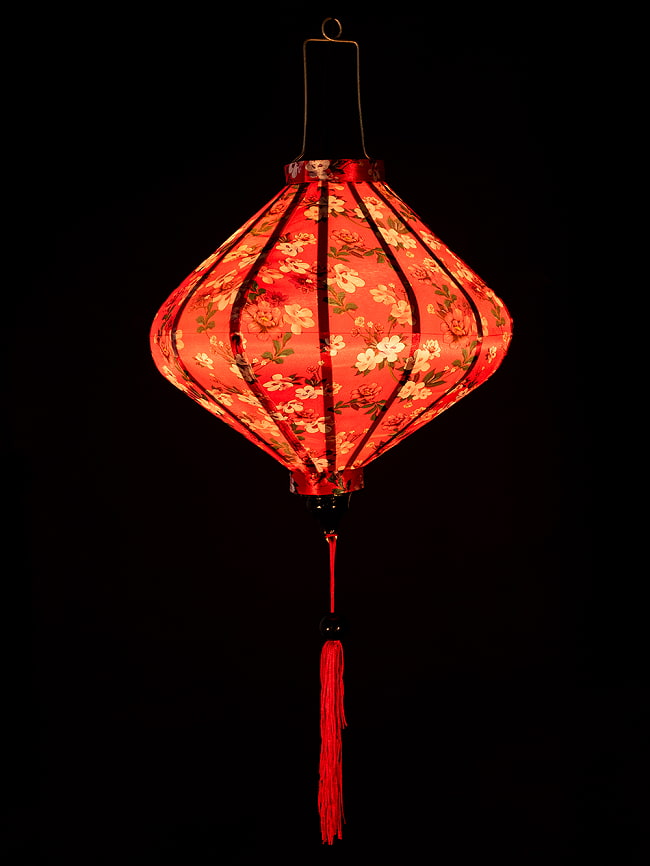 【5個セット】華やかな柄入り ベトナム伝統のホイアン・ランタン(提灯) - ダイヤ型〔レトロ小花模様〕 3 - 点灯してみました。アジアンなムードたっぷりのランタンです。