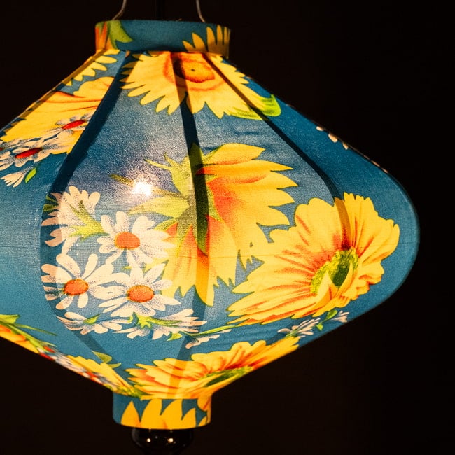 【5個セット】華やかな柄入り　ベトナム伝統のホイアン・ランタン(提灯) - 薄ひし形〔ひまわり模様〕 5 - 拡大したところです