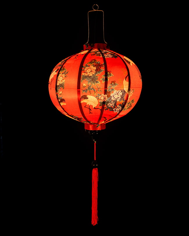 【5個セット】華やかな柄入り　ベトナム伝統のホイアン・ランタン(提灯) - 丸型〔鶴と牡丹模様〕 3 - 点灯してみました。アジアンなムードたっぷりのランタンです。