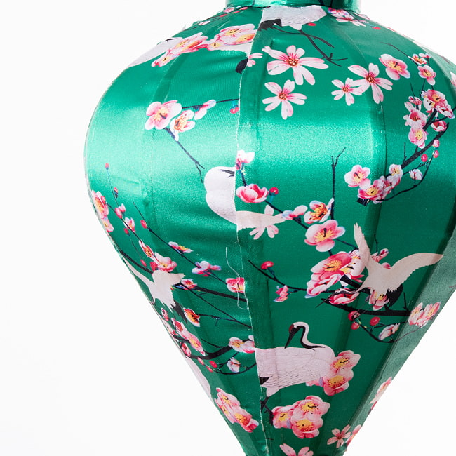 【5個セット】華やかな柄入り　ベトナム伝統のホイアン・ランタン〔提灯〕 - ほおずき型〔梅鶴模様〕 11 - 生地の拡大写真です