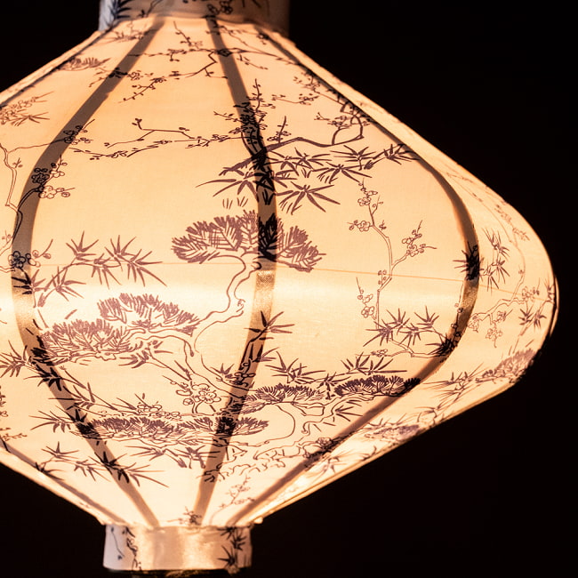 【5個セット】華やかな柄入り ベトナム伝統のホイアン・ランタン(提灯) - 薄ひし形〔歳寒三友〕 5 - 拡大したところです