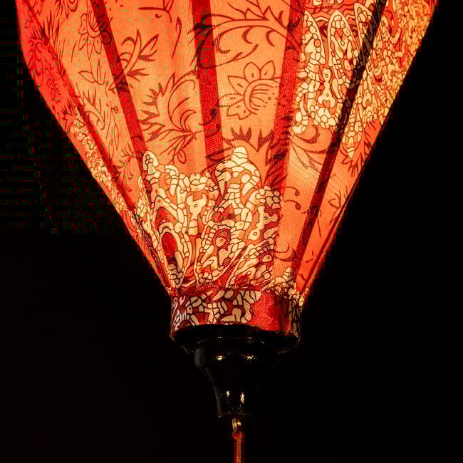 【5個セット】華やかな柄入り　ベトナム伝統のホイアン・ランタン〔提灯〕 - ほおずき型〔更紗マンダラ模様〕 6 - 角度を変えてみてみました。