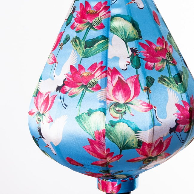 【5個セット】華やかな柄入り　ベトナム伝統のホイアン・ランタン〔提灯〕 - ティアドロップ〔鶴と睡蓮模様〕 11 - 生地の拡大写真です