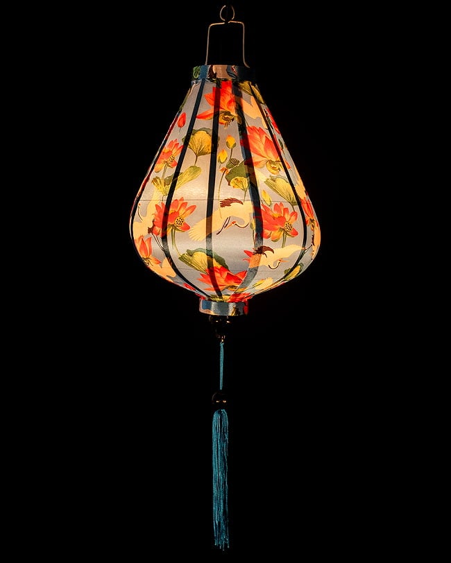 【5個セット】華やかな柄入り　ベトナム伝統のホイアン・ランタン〔提灯〕 - ティアドロップ〔鶴と睡蓮模様〕 3 - 点灯してみました。アジアンなムードたっぷりのランタンです。