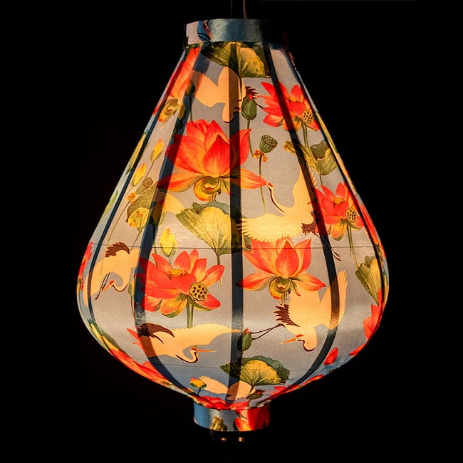 【5個セット】華やかな柄入り　ベトナム伝統のホイアン・ランタン〔提灯〕 - ティアドロップ〔鶴と睡蓮模様〕 4 - 幻想的な趣がありますね。