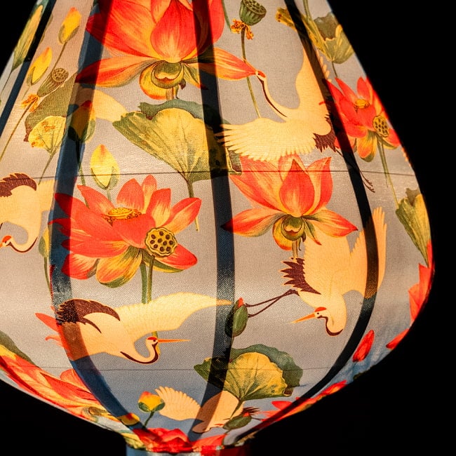 【5個セット】華やかな柄入り　ベトナム伝統のホイアン・ランタン〔提灯〕 - ティアドロップ〔鶴と睡蓮模様〕 5 - 拡大したところです