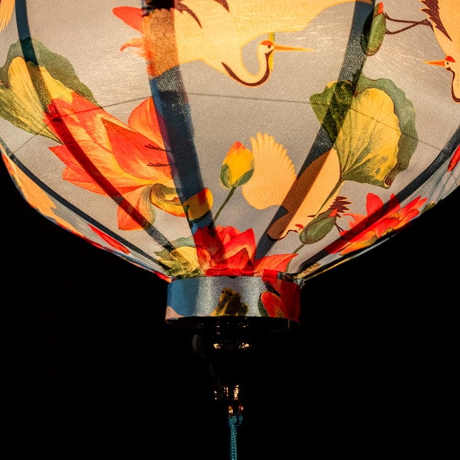 【5個セット】華やかな柄入り　ベトナム伝統のホイアン・ランタン〔提灯〕 - ティアドロップ〔鶴と睡蓮模様〕 6 - 角度を変えてみてみました。