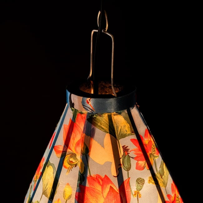 【5個セット】華やかな柄入り　ベトナム伝統のホイアン・ランタン〔提灯〕 - ティアドロップ〔鶴と睡蓮模様〕 7 - 上からの写真です