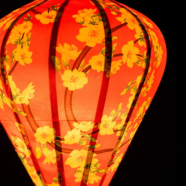 【5個セット】華やかな柄入り　ベトナム伝統のホイアン・ランタン〔提灯〕 - ほおずき型〔黄梅模様〕 5 - 拡大したところです