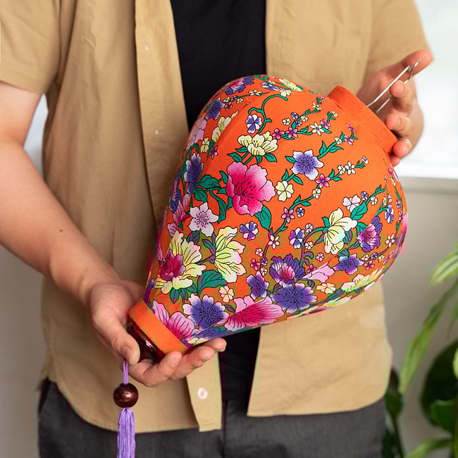 【5個セット】華やかな柄入り　ベトナム伝統のホイアン・ランタン〔提灯〕 - ほおずき型〔蝶と桃の花模様〕 14 - このくらいのサイズ感になります