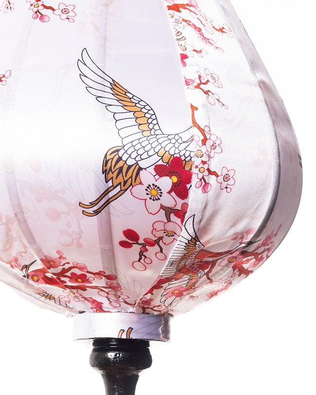 【5個セット】華やかな柄入り　ベトナム伝統のホイアン・ランタン〔提灯〕 - ティアドロップ〔鶴と梅の花模様〕 11 - 生地の拡大写真です