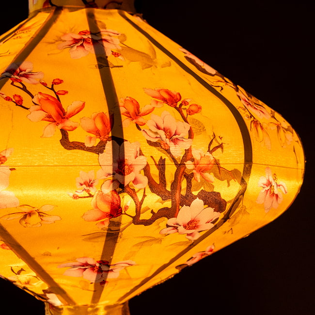 【5個セット】華やかな柄入り　ベトナム伝統のホイアン・ランタン(提灯) - 薄ひし形〔木蓮模様〕 5 - 拡大したところです