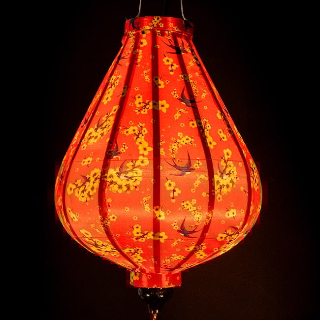 【5個セット】華やかな柄入り　ベトナム伝統のホイアン・ランタン〔提灯〕 - ティアドロップ〔燕と黄梅模様〕 4 - 幻想的な趣がありますね。
