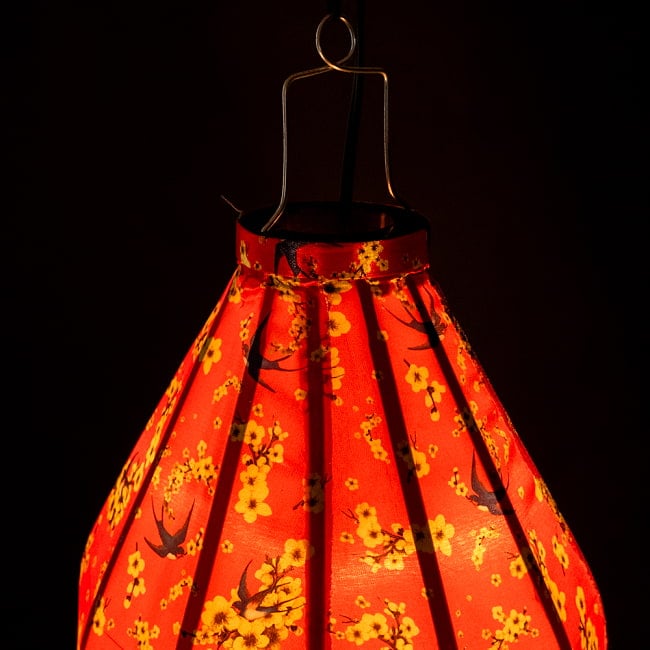 【5個セット】華やかな柄入り　ベトナム伝統のホイアン・ランタン〔提灯〕 - ティアドロップ〔燕と黄梅模様〕 7 - 上からの写真です