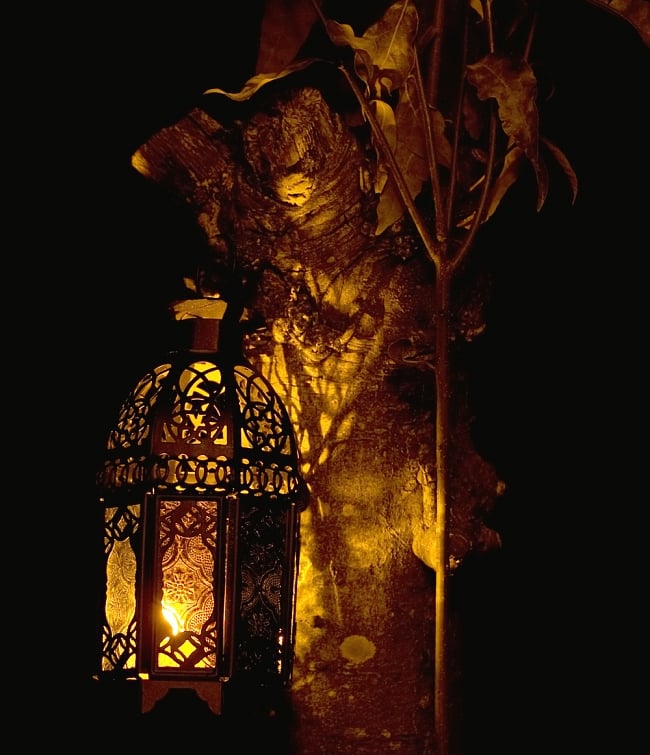 【お得！12個セット】ゆらめく灯火 ロウソク風LEDキャンドルライト 6 - 当店で別売りしているLED用のランタンに入れてみたところです。光りが本物のロウソクのようにゆらぐので、とても雰囲気があります。
